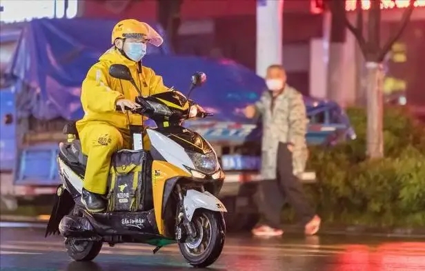 電烤雞架店面生意太好，外賣小哥都來加盟了