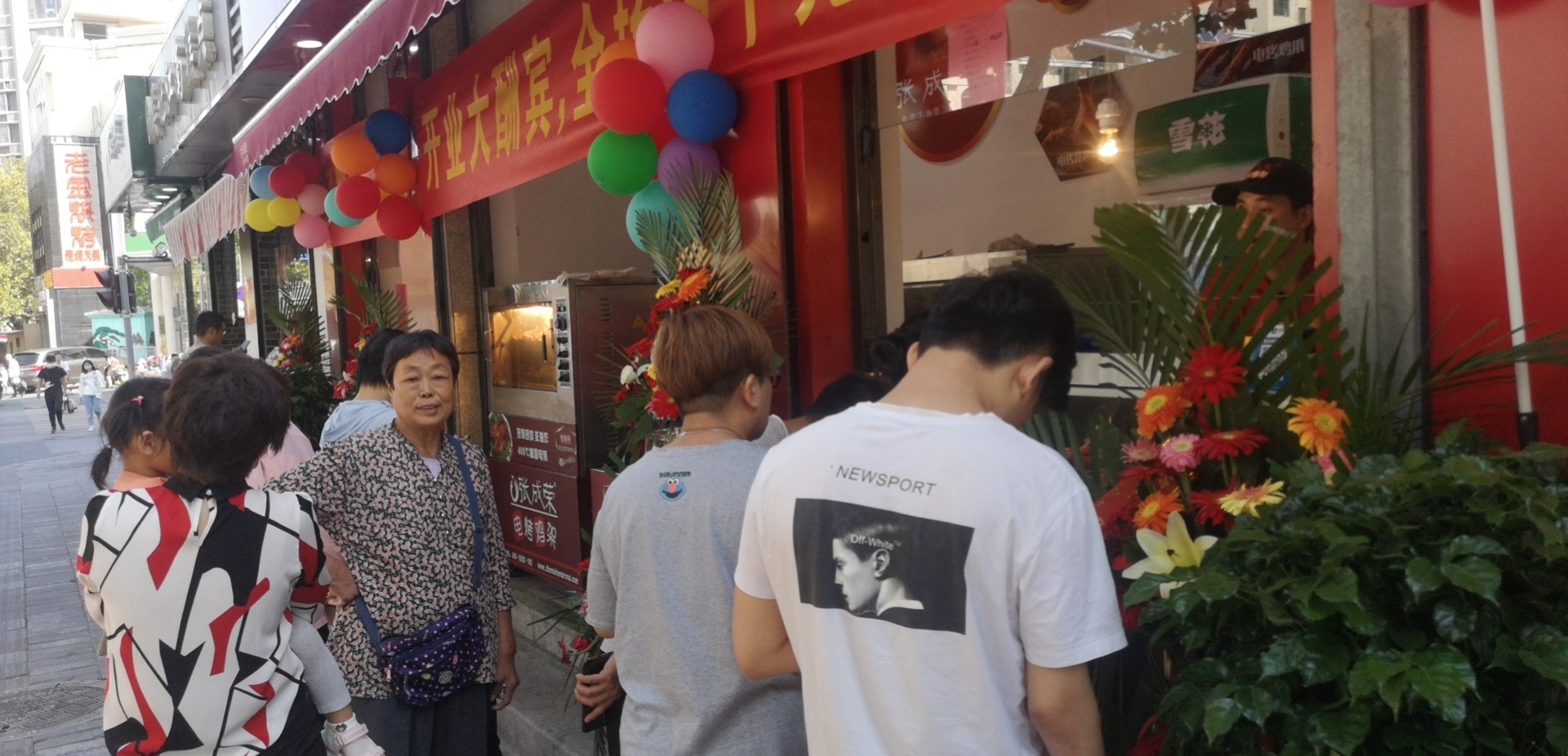 特色小吃店哪家值得投資？張成榮電烤雞架萬(wàn)元投資輕松回本！