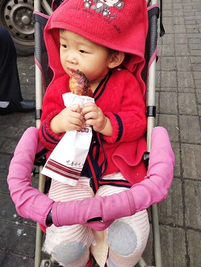 大街小巷火爆的電烤雞架美食，孩子們都喜歡吃