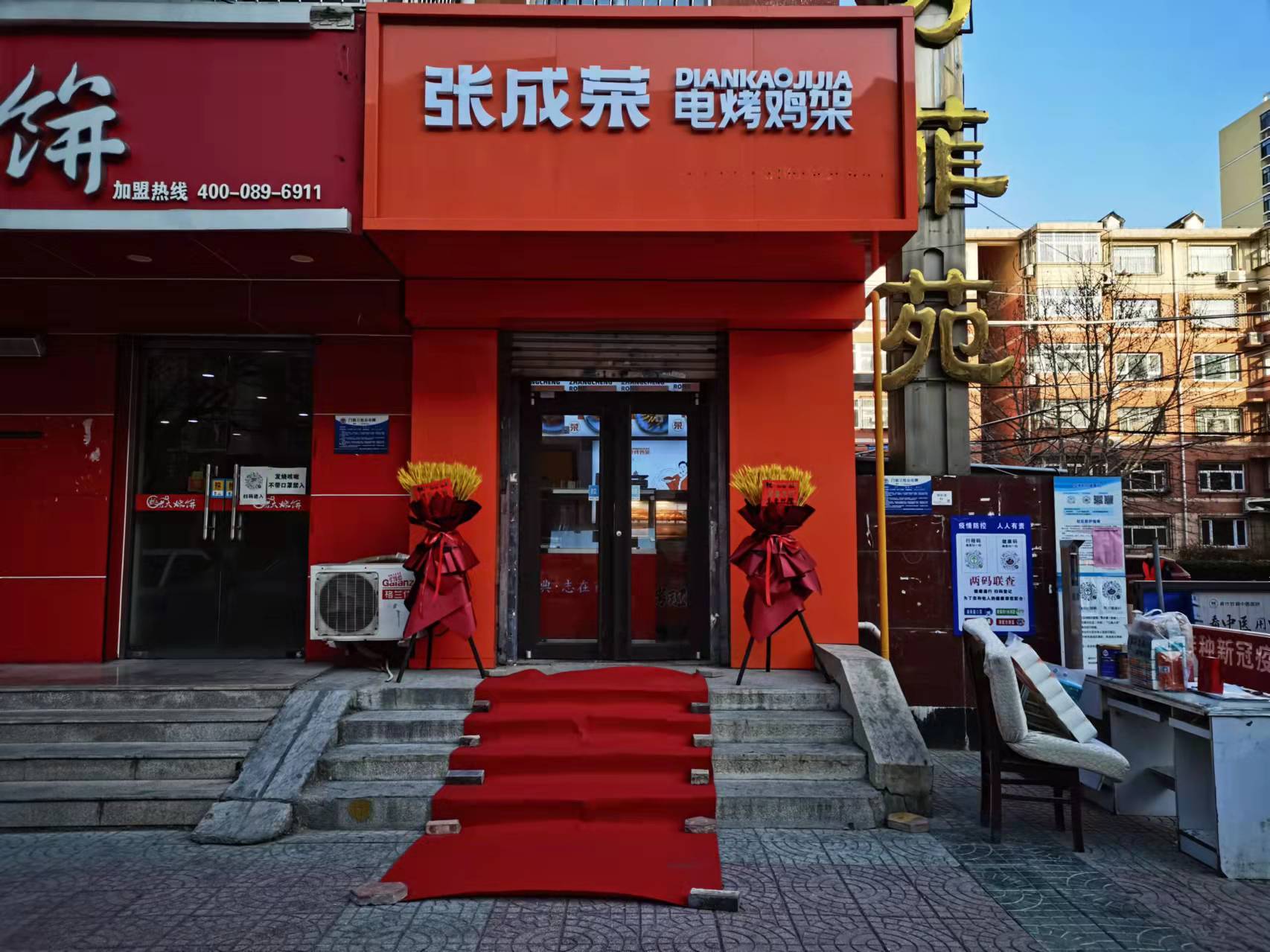 天氣變暖，電烤雞架店又開始排隊(duì)啦